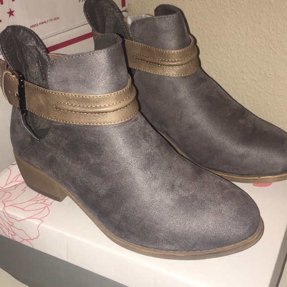 NWT. Maverik Grey booties. 👢 - Picture 2 of 4